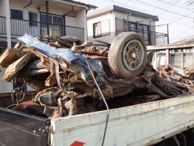 造成地の土中に埋もれていた車の撤去 写真