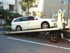 月極め駐車場に放置されていた車の撤去 写真