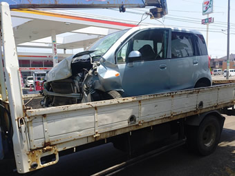 ユニック車で吊り上げて搬出される事故車ライフ